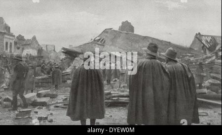 Die deutschen Verbrechen Bapaume werden: die Trümmer der Hotel de Ville nach der Explosion vom 27. März 1917, im Vordergrund der australischen Soldaten. Der erste Weltkrieg 1917 Stockfoto