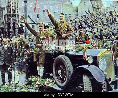 Hitler an einem Reichsparteitag in Nürnberg, in seinem Auto zu begrüssen. Julius Streicher in grauen Anzug steht im Bild links nach Teh während Rudolf Hess sofort zu Hitlers hinter dem Auto links zu sehen ist. 1927 Stockfoto