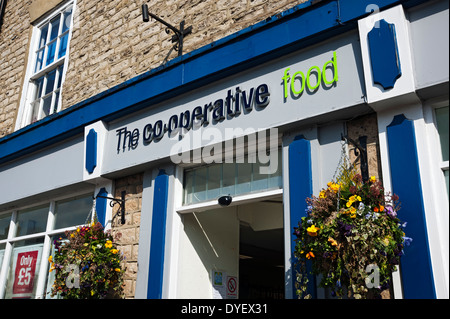 Schilder des Co-operative Coop Co op Food Shop Ladenschilder außerhalb des Market Place Helmsley North Yorkshire England Großbritannien Großbritannien Großbritannien Großbritannien Großbritannien Großbritannien Großbritannien Großbritannien Großbritannien Großbritannien und Nordirland Stockfoto