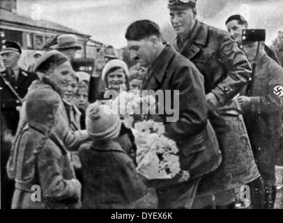 Hitler mit bewundernden Fans. Diese Fotos wurden genommen, der Vater der Nation Status von Adolf Hitler zu erhöhen, nachdem er Bundeskanzler der Bundesrepublik Deutschland wurde im Jahre 1933. Rudolf Hess der Stellvertretende Fuhrer auf der rechten Seite angezeigt wird. Stockfoto