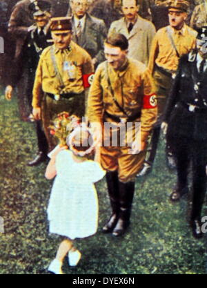 Hitler mit bewundernden Fans. Diese Fotos wurden genommen, der Vater der Nation Status von Adolf Hitler zu erhöhen, nachdem er Bundeskanzler der Bundesrepublik Deutschland wurde im Jahre 1933. Rudolf Hess der Stellvertretende Fuhrer auf der rechten Seite angezeigt wird. Stockfoto