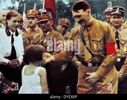 Hitler mit bewundernden Fans. Diese Fotos wurden genommen, der Vater der Nation Status von Adolf Hitler zu erhöhen, nachdem er Bundeskanzler der Bundesrepublik Deutschland wurde im Jahre 1933. Rudolf Hess der Stellvertretende Fuhrer auf der rechten Seite angezeigt wird. Stockfoto