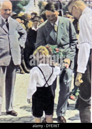 Hitler mit bewundernden Fans. Diese Fotos wurden genommen, der Vater der Nation Status von Adolf Hitler zu erhöhen, nachdem er Bundeskanzler der Bundesrepublik Deutschland wurde im Jahre 1933. Rudolf Hess der Stellvertretende Fuhrer auf der rechten Seite angezeigt wird. Stockfoto