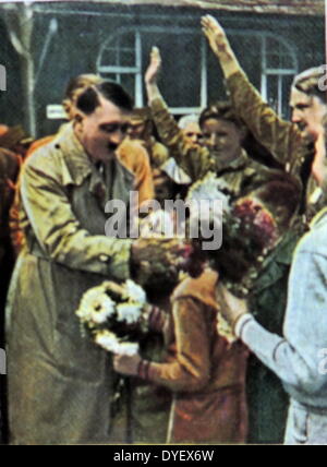 Hitler mit bewundernden Fans. Diese Fotos wurden genommen, der Vater der Nation Status von Adolf Hitler zu erhöhen, nachdem er Bundeskanzler der Bundesrepublik Deutschland wurde im Jahre 1933. Rudolf Hess der Stellvertretende Fuhrer auf der rechten Seite angezeigt wird. Stockfoto