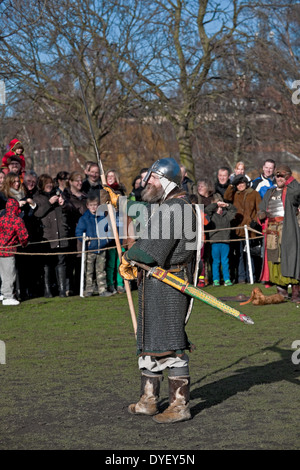 Warrior man in Kostüm beim jährlichen Jorvik Viking Festival York North Yorkshire England Großbritannien GB Großbritannien Stockfoto