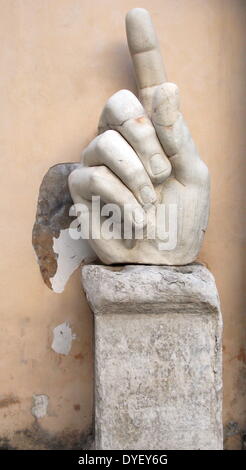 Von der Koloss von Constantine, ein acrolithic Statue, die einst die Basilika von Maxentius in Rom belegt Detail. Teile dieses kolossale Statue (ein Kopf, Arm-, Knie- und Hand.) von Kaiser Konstantin jetzt befinden sich in dem Palazzo dei Conservatori. Aus weißem Marmor gehauen. Ca. 312-315 AD. Stockfoto