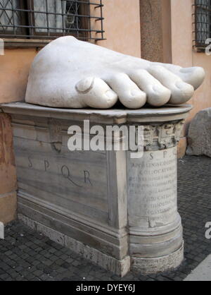 Von der Koloss von Constantine, ein acrolithic Statue, die einst die Basilika von Maxentius in Rom belegt Detail. Teile dieses kolossale Statue (ein Kopf, Arm-, Knie- und Hand.) von Kaiser Konstantin jetzt befinden sich in dem Palazzo dei Conservatori. Aus weißem Marmor gehauen. Ca. 312-315 AD. Stockfoto