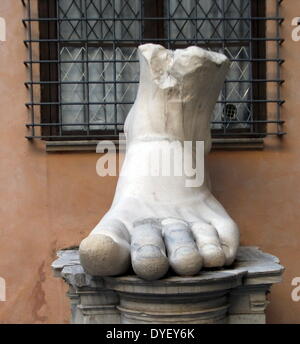 Von der Koloss von Constantine, ein acrolithic Statue, die einst die Basilika von Maxentius in Rom belegt Detail. Teile dieses kolossale Statue (ein Kopf, Arm-, Knie- und Hand.) von Kaiser Konstantin jetzt befinden sich in dem Palazzo dei Conservatori. Aus weißem Marmor gehauen. Ca. 312-315 AD. Stockfoto