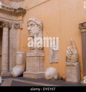 Von der Koloss von Constantine, ein acrolithic Statue, die einst die Basilika von Maxentius in Rom belegt Detail. Teile dieses kolossale Statue (ein Kopf, Arm-, Knie- und Hand.) von Kaiser Konstantin jetzt befinden sich in dem Palazzo dei Conservatori. Aus weißem Marmor gehauen. Ca. 312-315 AD. Stockfoto