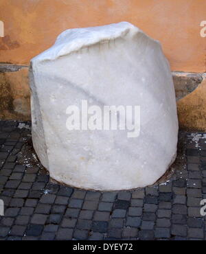 Von der Koloss von Constantine, ein acrolithic Statue, die einst die Basilika von Maxentius in Rom belegt Detail. Teile dieses kolossale Statue (ein Kopf, Arm-, Knie- und Hand.) von Kaiser Konstantin jetzt befinden sich in dem Palazzo dei Conservatori. Aus weißem Marmor gehauen. Ca. 312-315 AD. Stockfoto