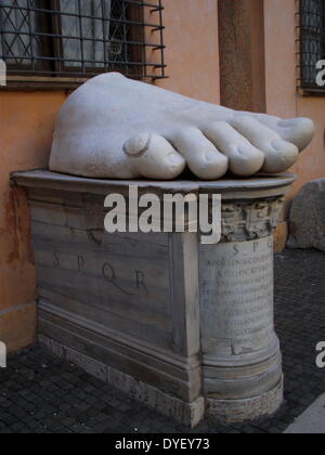 Von der Koloss von Constantine, ein acrolithic Statue, die einst die Basilika von Maxentius in Rom belegt Detail. Teile dieses kolossale Statue (ein Kopf, Arm-, Knie- und Hand.) von Kaiser Konstantin jetzt befinden sich in dem Palazzo dei Conservatori. Aus weißem Marmor gehauen. Ca. 312-315 AD. Stockfoto