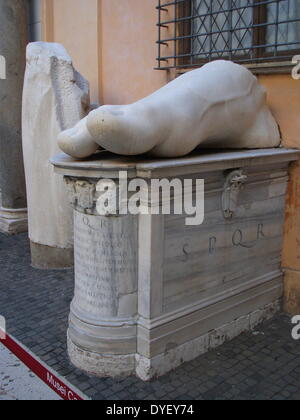 Von der Koloss von Constantine, ein acrolithic Statue, die einst die Basilika von Maxentius in Rom belegt Detail. Teile dieses kolossale Statue (ein Kopf, Arm-, Knie- und Hand.) von Kaiser Konstantin jetzt befinden sich in dem Palazzo dei Conservatori. Aus weißem Marmor gehauen. Ca. 312-315 AD. Stockfoto