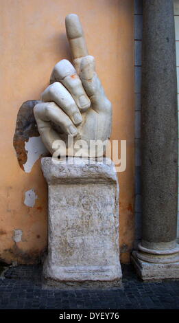 Von der Koloss von Constantine, ein acrolithic Statue, die einst die Basilika von Maxentius in Rom belegt Detail. Teile dieses kolossale Statue (ein Kopf, Arm-, Knie- und Hand.) von Kaiser Konstantin jetzt befinden sich in dem Palazzo dei Conservatori. Aus weißem Marmor gehauen. Ca. 312-315 AD. Stockfoto