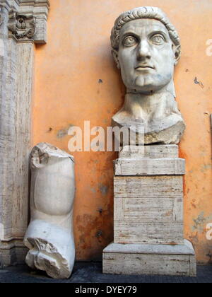 Der Koloss von Constantine, ein acrolithic Statue, die einst die Basilika von Maxentius in Rom belegt. Teile dieses kolossale Statue (ein Kopf, Arm-, Knie- und Hand.) von Kaiser Konstantin jetzt befinden sich in dem Palazzo dei Conservatori. Aus weißem Marmor gehauen. Ca. 312-315 AD. Stockfoto