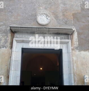 Dekorative Details aus der Umgebung von Castel Sant'Angelo und die Ponte Sant'Angelo in Rom, Italien. Viele dekorative bildhauerischen und architektonischen Details schmücken die Länge der Brücke, sowie die Umgebung und das Castel Sant'Angelo. Dieses Bild zeigt ein Emblem. Stockfoto