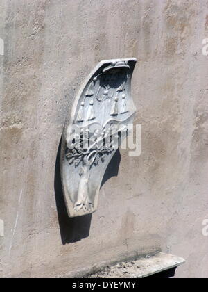 Dekorative Details aus der Umgebung von Castel Sant'Angelo und die Ponte Sant'Angelo in Rom, Italien. Viele dekorative bildhauerischen und architektonischen Details schmücken die Länge der Brücke, sowie die Umgebung und das Castel Sant'Angelo. Dieses Bild zeigt ein Emblem. Stockfoto