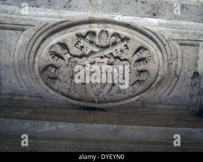 Dekorative Details aus der Umgebung von Castel Sant'Angelo und die Ponte Sant'Angelo in Rom, Italien. Viele dekorative bildhauerischen und architektonischen Details schmücken die Länge der Brücke, sowie die Umgebung und das Castel Sant'Angelo. Dieses Bild zeigt ein Emblem. Stockfoto