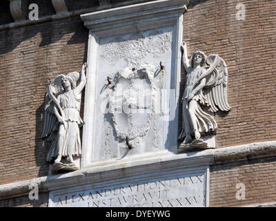 Dekorative Details aus der Umgebung von Castel Sant'Angelo und die Ponte Sant'Angelo in Rom, Italien. Viele dekorative bildhauerischen und architektonischen Details schmücken die Länge der Brücke, sowie die Umgebung und das Castel Sant'Angelo. Dieses Bild zeigt Engel. Stockfoto