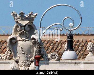 Dekorative Details aus der Umgebung von Castel Sant'Angelo und die Ponte Sant'Angelo in Rom, Italien. Viele dekorative bildhauerischen und architektonischen Details schmücken die Länge der Brücke, sowie die Umgebung und das Castel Sant'Angelo. Dieses Bild zeigt einen dekorativen Glocke. Stockfoto