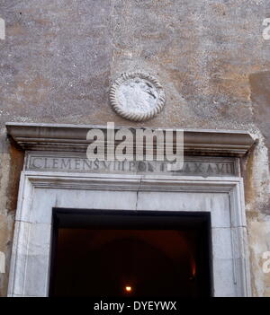 Dekorative Details aus der Umgebung von Castel Sant'Angelo und die Ponte Sant'Angelo in Rom, Italien. Viele dekorative bildhauerischen und architektonischen Details schmücken die Länge der Brücke, sowie die Umgebung und das Castel Sant'Angelo. Dieses Bild zeigt ein Emblem. Stockfoto