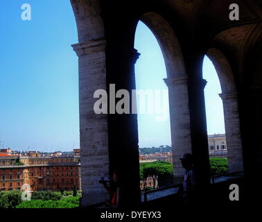 Dekorative Details aus der Umgebung von Castel Sant'Angelo und die Ponte Sant'Angelo in Rom, Italien. Viele dekorative bildhauerischen und architektonischen Details schmücken die Länge der Brücke, sowie die Umgebung und das Castel Sant'Angelo. Dieses Bild zeigt ein Torbogen. Stockfoto