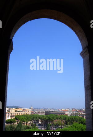 Dekorative Details aus der Umgebung von Castel Sant'Angelo und die Ponte Sant'Angelo in Rom, Italien. Viele dekorative bildhauerischen und architektonischen Details schmücken die Länge der Brücke, sowie die Umgebung und das Castel Sant'Angelo. Dieses Bild zeigt ein Torbogen. Stockfoto