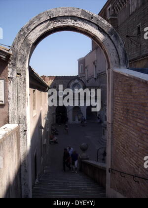 Dekorative Details aus der Umgebung von Castel Sant'Angelo und die Ponte Sant'Angelo in Rom, Italien. Viele dekorative bildhauerischen und architektonischen Details schmücken die Länge der Brücke, sowie die Umgebung und das Castel Sant'Angelo. Stockfoto