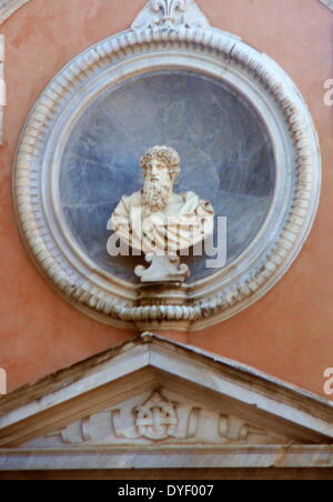 Dekorative Details aus der Umgebung von Castel Sant'Angelo und die Ponte Sant'Angelo in Rom, Italien. Viele dekorative bildhauerischen und architektonischen Details schmücken die Länge der Brücke, sowie die Umgebung und das Castel Sant'Angelo. Stockfoto