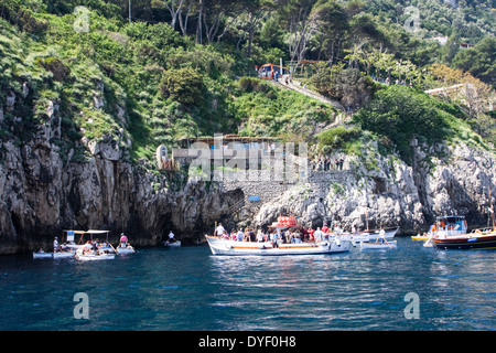 Capri, Italien, Boote am Eingang zur blauen Grotte Stockfoto