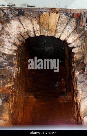 Eingang zum Ablassen der Römischen Bäder in Somerset, England. Zwischen der Heiligen Quelle und die große Badewanne. Die Ursprünge des Römischen Bäder stammen aus dem 1. Jahrhundert v. Chr., aber dieser Abschnitt kann gebaut worden sind jeder Zeit in der 1. und 3. Jahrhundert n. Stockfoto