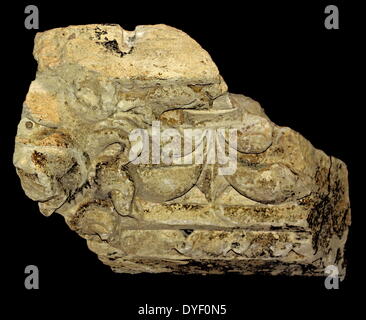 Details Relief aus dem Tempel Innenhof in der römischen Stadt Bath, England. 3. Jahrhundert n. Jetzt in der Ruine, den Innenhof Wände wurden mit dekorativen Reliefs wie ein Löwenkopf Gesims geschmückt, und Anspielungen und Hommagen an Minerva, der Schutzgöttin. Dieses Bild zeigt einige von dem, was bleibt. Stockfoto