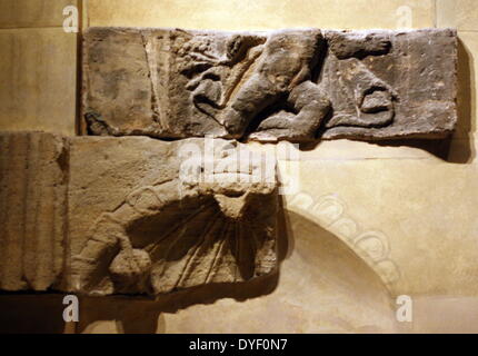 Details Relief aus dem Tempel Innenhof in der römischen Stadt Bath, England. 3. Jahrhundert n. Jetzt in der Ruine, den Innenhof Wände wurden mit dekorativen Reliefs wie ein Löwenkopf Gesims geschmückt, und Anspielungen und Hommagen an Minerva, der Schutzgöttin. Dieses Bild zeigt einige von dem, was bleibt. Stockfoto