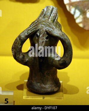 Dach Verzierung (Finial) aus gebranntem Ton hergestellt. Ca. 13./14. Jahrhundert. Die Abbildung ist in der Form eines imaginären Tieres. Stockfoto