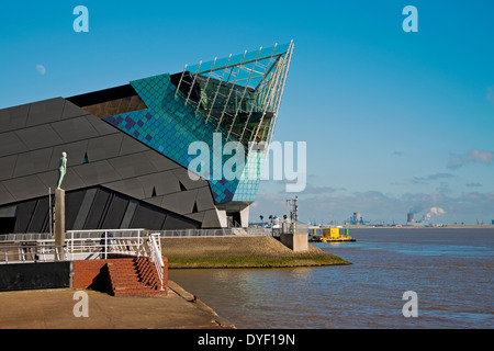 Voyage Statue am Victoria Pier und dem Deep Aquarium, Kingston upon Hull East Yorkshire England Vereinigtes Königreich Großbritannien Großbritannien Großbritannien Großbritannien Großbritannien Stockfoto