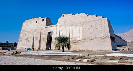 Tempel von Ramses III (1198-1167 v. Chr. – XX ° Dyn.) in Medinet Habu: Gesamtansicht. Stockfoto