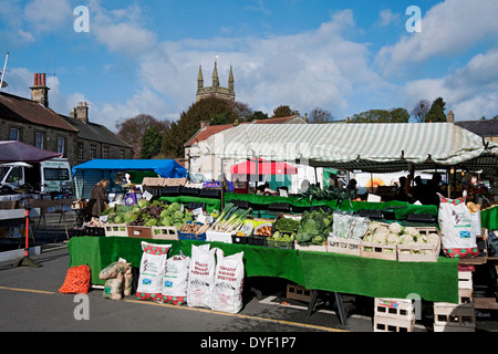 Marktstände im Freien mit frischen Produkten Gemüse Gemüse Gemüse Marktplatz Helmsley North Yorkshire England Großbritannien Großbritannien Großbritannien Großbritannien Großbritannien Großbritannien Großbritannien Großbritannien Großbritannien Großbritannien Großbritannien Großbritannien Großbritannien Großbritannien und Nordirland Stockfoto