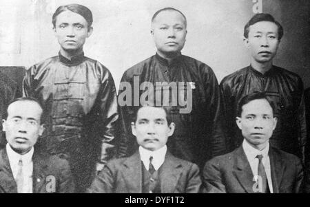 Dr. Sun Yat Sen, vorne in der Mitte der Gruppe circa 1916. Sun Yat-sen war ein chinesischer Revolutionär, erster Präsident und Gründer der Republik China. Geboren: 12. November 1866, Zhongshan; Gestorben: März 12, 1925, Beijing, China Stockfoto