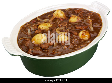 LAMMRAGOUT IN EINER KASSEROLLE WEIß UND GRÜN Stockfoto