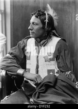 Nicht identifizierte American Indian von Fotograf Gertrude Käsebier, 1852-1934. American Indian Mann, Mitglied von Buffalo Bill's Wild West Show, Sitz, nach links, tragen sternförmiges Abzeichen lesen: Buffalo Bill's Wild West Co.Polizei. Vom Ca. 1900 Stockfoto