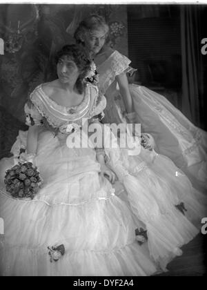 Gerson Schwestern in Kostümen für die Krinoline Ball gehalten in New York City von Fotograf Gertrude Käsebier, 1852-1934. Datierte 1906 Stockfoto