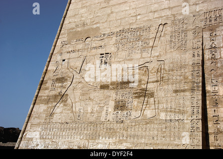 Tempel von Ramses III (1198-1167 v. Chr. – XX ° Dyn.) in Medinet Habu: Reliefs auf den ersten Pylon. Stockfoto