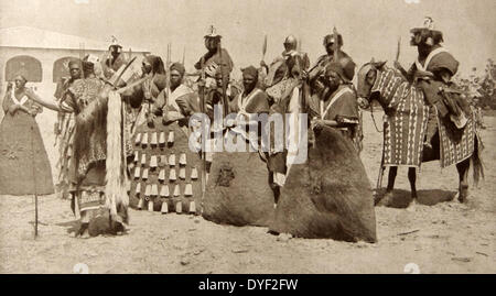 Französisch-kolonialen Besitzungen in Afrika während des Zweiten Weltkrieges ein, Kamerun. Hier lokalen Leiter treffen sich unter dem Schutz der Leibwächter. 1915 Stockfoto