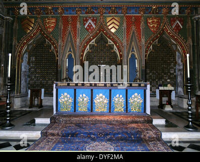 Östlichen cathefral Marienkapelle, Bristol, England. Das Gebäude des östlichen Marienkapelle begann im Jahr 1298 und war Teil einer Neuerstellung der östlichen Hälfte des ursprünglichen normannische Kirche. Die Lackierung stammt aus dem Jahr 1935, kann aber auch die kräftigen Farben der ursprünglichen mittelalterlichen Gebäude widerspiegeln. Der Osten Fenster wiederhergestellt wurde, enthält aber eine spektakuläre Anzeige der Heraldik im vierzehnten Jahrhundert, Glasmalerei, einschließlich der Arme von Lord Berkeley. Die Arme können auch auf der retabel gesehen werden, zusammen mit dem Abzeichen der Clare Familie und das königliche Wappen von England. Stockfoto