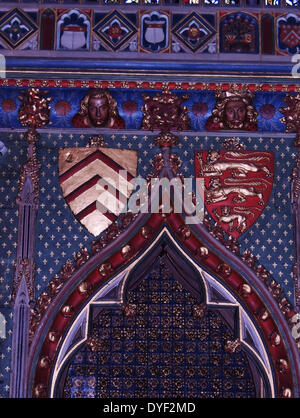 Östlichen cathefral Marienkapelle, Bristol, England. Das Gebäude des östlichen Marienkapelle begann im Jahr 1298 und war Teil einer Neuerstellung der östlichen Hälfte des ursprünglichen normannische Kirche. Die Lackierung stammt aus dem Jahr 1935, kann aber auch die kräftigen Farben der ursprünglichen mittelalterlichen Gebäude widerspiegeln. Der Osten Fenster wiederhergestellt wurde, enthält aber eine spektakuläre Anzeige der Heraldik im vierzehnten Jahrhundert, Glasmalerei, einschließlich der Arme von Lord Berkeley. Die Arme können auch auf der retabel gesehen werden, zusammen mit dem Abzeichen der Clare Familie und das königliche Wappen von England. Stockfoto