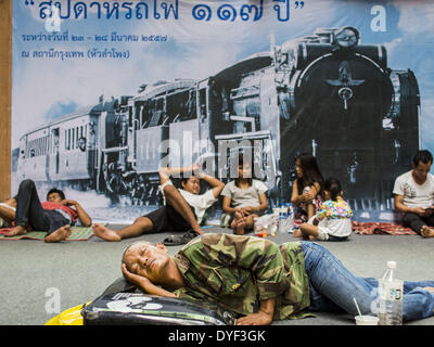 Bangkok, Thailand. 16. April 2014. Ein Mann schläft wie Passagiere warten, Züge im Bahnhof Hua Lamphong zu fangen. Autobahnen, Züge und Busse wurden Mittwoch verpackt, wie Thais begann nach der langen Pause Songkran nach Hause zurückkehren. Songkran ist normalerweise drei Tage lang aber in diesem Jahr viele Thais mindestens einen Extratag Weg weil der Urlaub am Sonntag begonnen, so viele Thais begonnen hatte am Freitag vergangener Woche reisen. Bildnachweis: Jack Kurtz/ZUMAPRESS.com/Alamy Live-Nachrichten Stockfoto