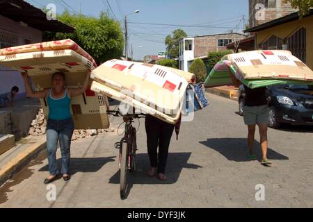 Nagarote, Nicaragua. 15. April 2014. Vom Erdbeben betroffene Menschen tragen, die ihnen gegeben in der Nagarote Stadt, der Abteilung für Leon, Nicaragua, am 15. April 2014 Matratzen. Die nicaraguanische Regierung begann am Montag Reparatur oder Verbesserung der 2.354 Häuser von letzte Woche starken Erdbeben betroffen. Bildnachweis: John Bustos/Xinhua/Alamy Live-Nachrichten Stockfoto