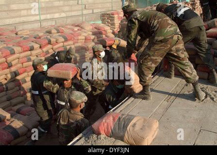 Nagarote, Nicaragua. 15. April 2014. Soldaten laden einen LKW mit Baustoffen in Hilfe für die Bevölkerung von Erdbeben in den letzten Tagen in der Nagarote Stadt, der Abteilung für Leon, Nicaragua, am 15. April 2014 betroffen. Die nicaraguanische Regierung begann am Montag Reparatur oder Verbesserung der 2.354 Häuser von letzte Woche starken Erdbeben betroffen. Bildnachweis: John Bustos/Xinhua/Alamy Live-Nachrichten Stockfoto