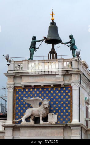 Zwei Bronzefiguren Schlag auf Glocke, St Mark's Clocktower 2013. Auch hier gesehen ist der geflügelte Löwe von Venedig. Stockfoto