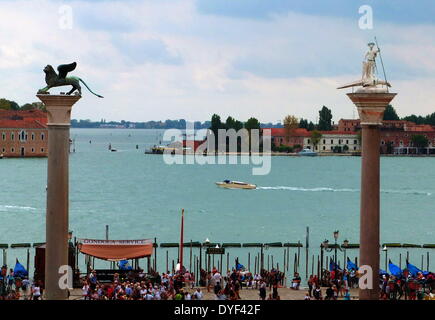 Theodoros und der geflügelte Löwe von Venedig auf Spalten in Piazza San Marco 2013. Stockfoto