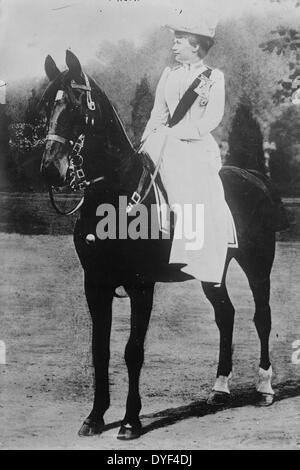 Foto von Augusta Victoria von Schleswig - Holstein auf einem Pferd 1912. Augusta Victoria, der letzten deutschen Kaiserin und Frau von Kaiser Wilhelm II. Stockfoto